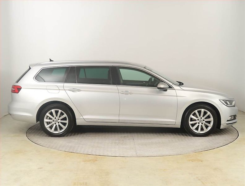 Volkswagen Passat (2015) Highline 2.0 TDI, Serv.kniha - fotka 6 z 19