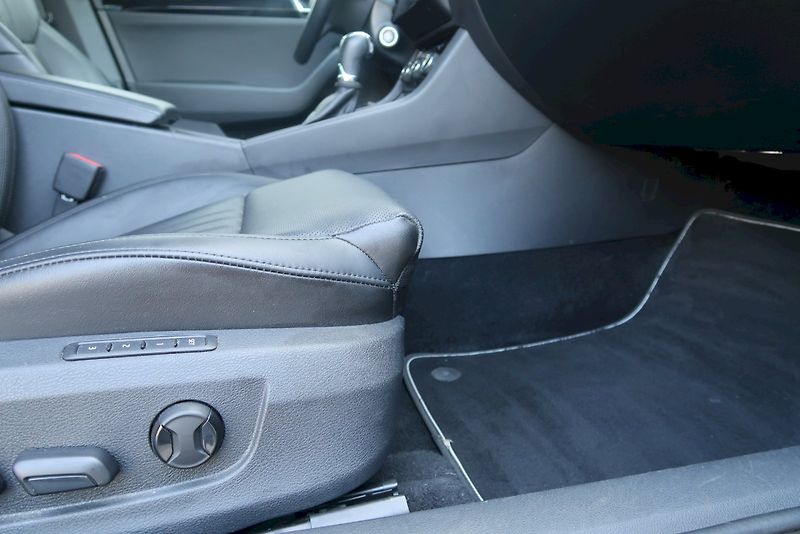 Škoda Superb (2018) Combi L&K  2,0 TDi/140 kW 4X4 - fotka 6 z 36