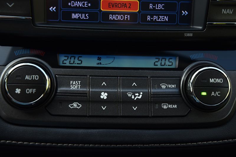 Toyota RAV4 2.2 D4-D AWD,XENONY,KAMERA,ČR - fotka 28 z 49