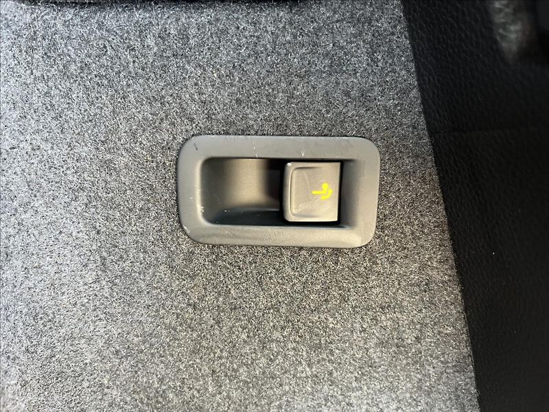Škoda Karoq 2,0 TDi 110 4x4 DSG TAŽNÉ -DPH - fotka 37 z 47
