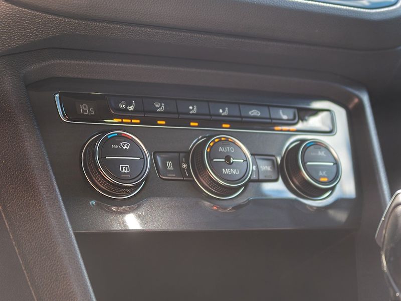 Volkswagen Tiguan (2019) 12/19 ČR 2.0BI-TDI 176KW HIGHL - fotka 23 z 59