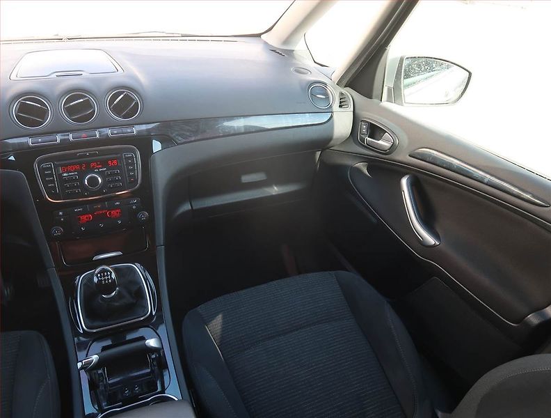 Ford Galaxy (2010) Ghia 2.0 TDCi, 7 míst - fotka 8 z 20