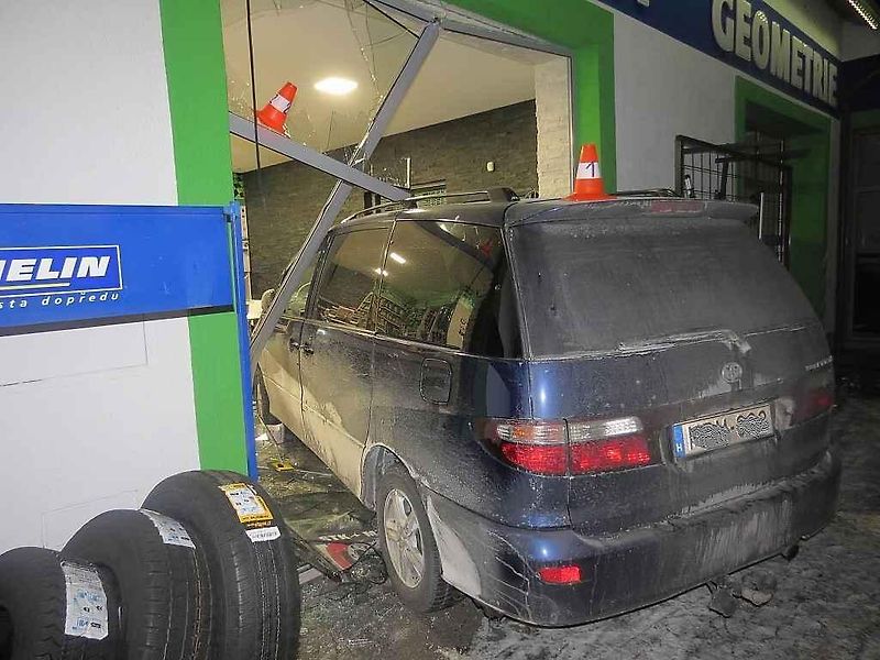 Auto vjelo do prodejny.
