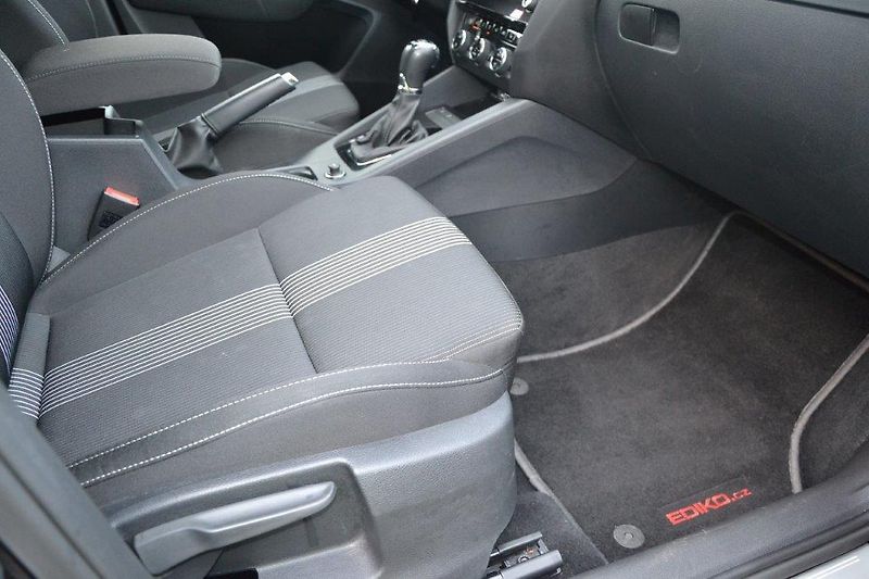 Škoda Octavia combi4x4 110 kW DSG Black line - fotka 34 z 42