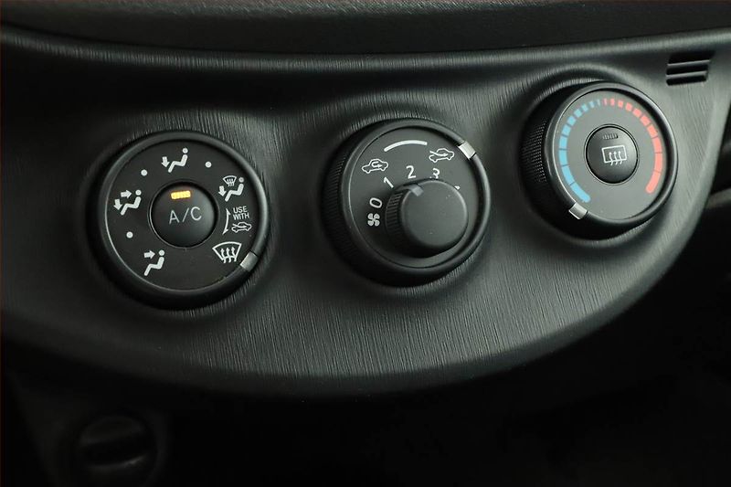 Toyota Yaris (2013) 1.33 Dual VVT-i - fotka 12 z 13