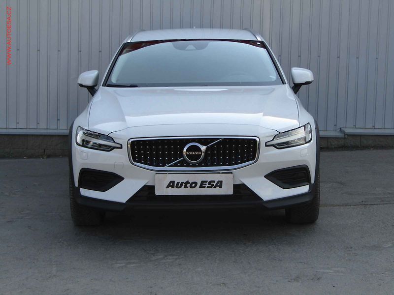 Volvo V60 (2019) 2.0 D4 4x4, Cross Country - fotka 2 z 18