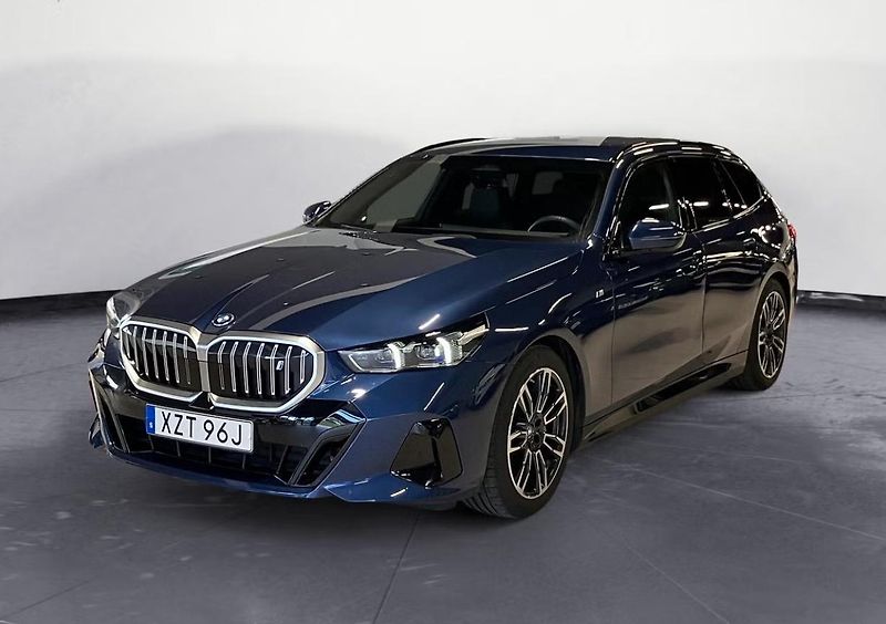 BMW i5 eDrive40 Touring M Ambient Taž - fotka 1 z 12