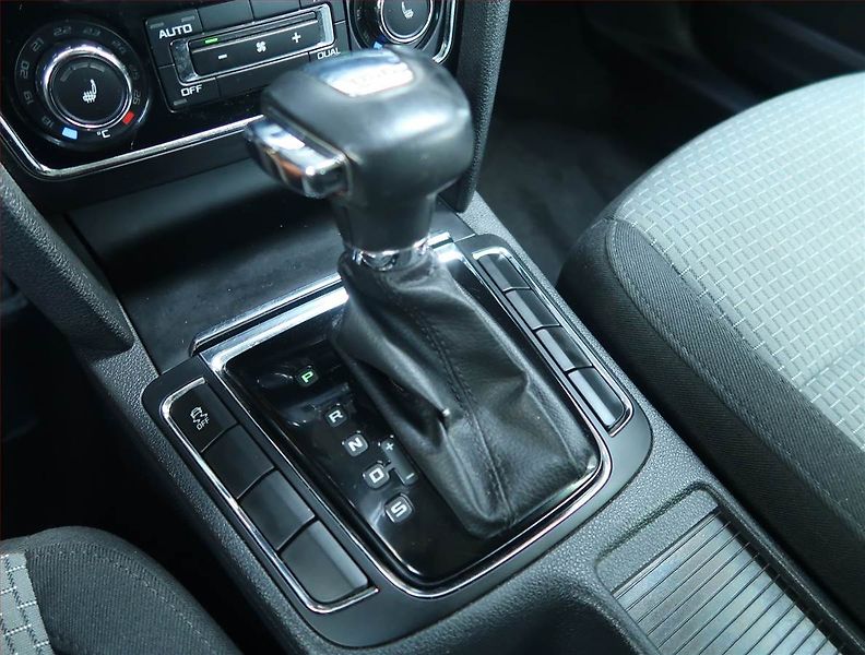 Škoda Superb (2013) 2.0 TDI, Automat, Bi-Xenony - fotka 13 z 18