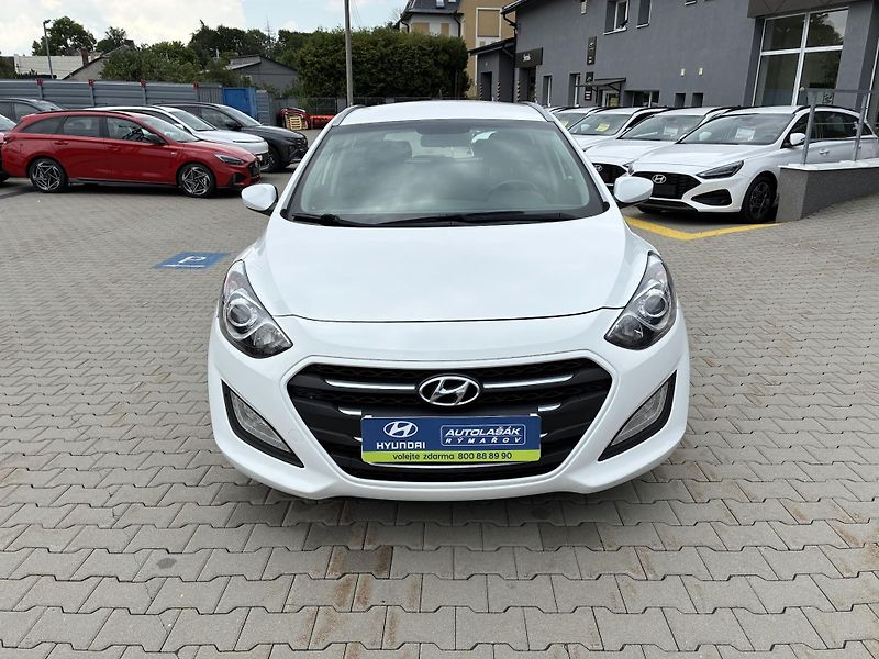 Hyundai i30 1,6i 99kW TAŽNÉ - fotka 8 z 25