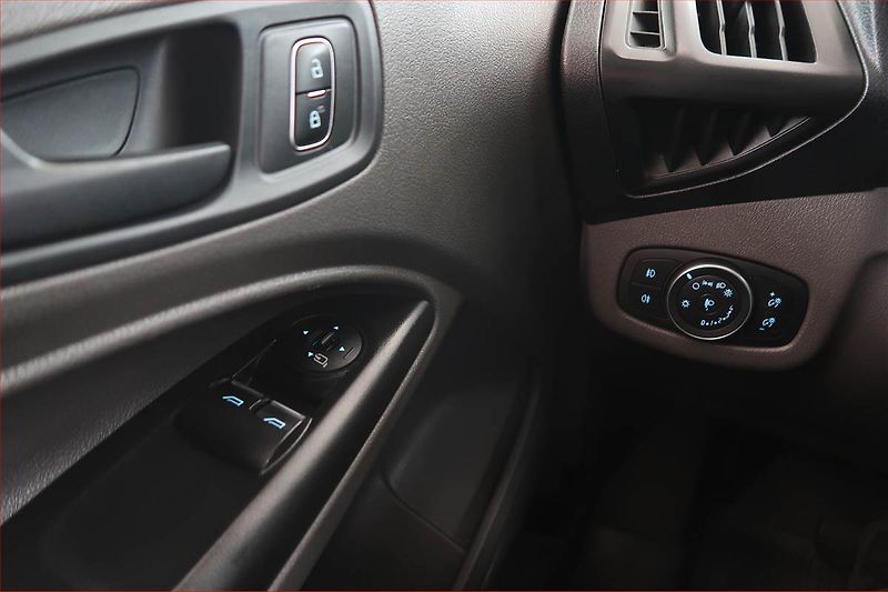 Ford Transit Connect (2018) Trend 1.5 EcoBlue, 3Místa, ČR - fotka 16 z 18