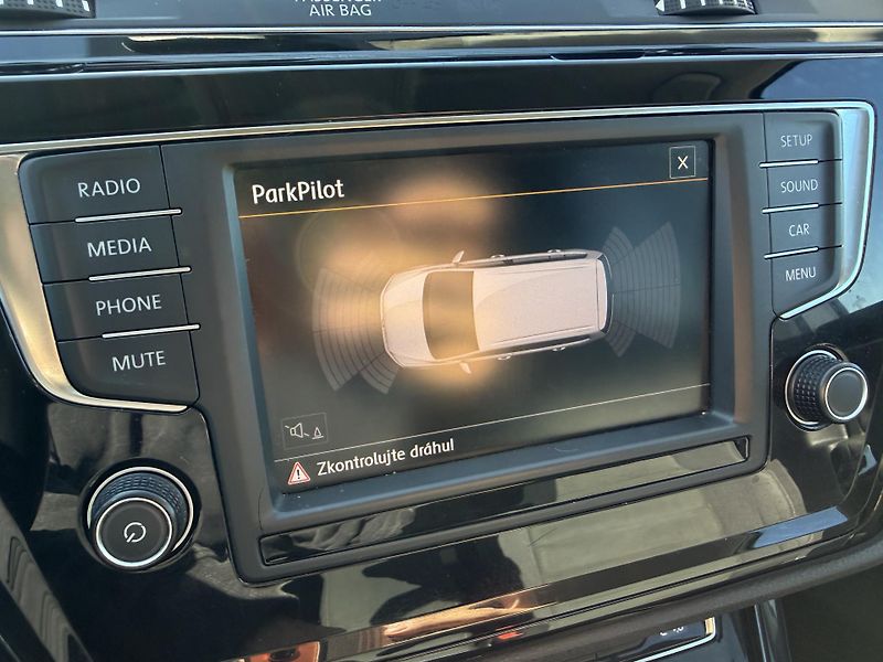 Volkswagen Touran 2.0 TDI HIGHLINE TAŽNÉ ROZVODY - fotka 21 z 41