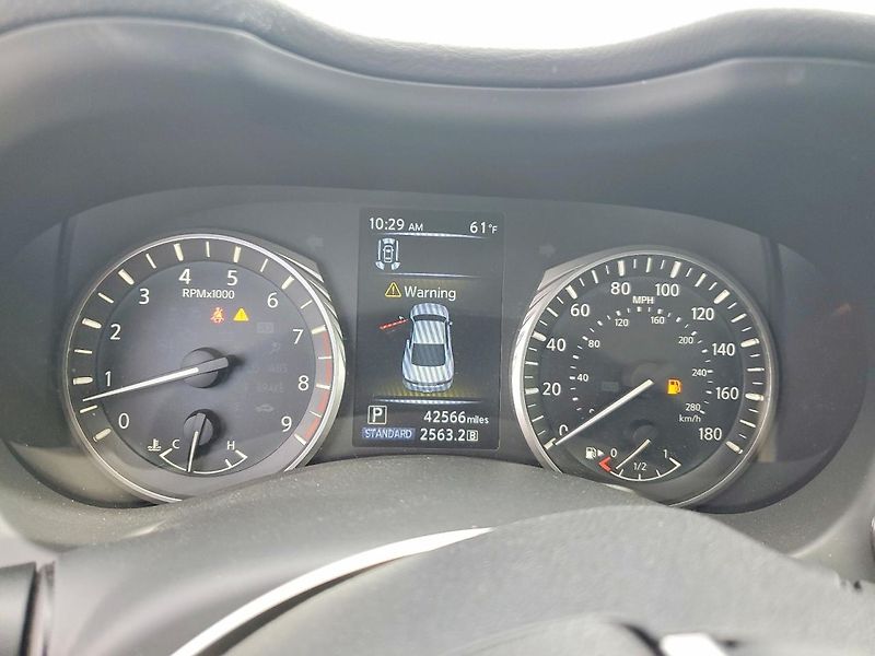 Infiniti Q60 (2022) Auto na cestě - fotka 9 z 12