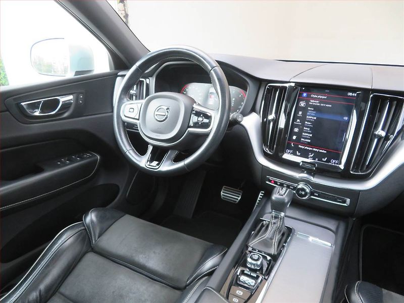 Volvo XC60 (2017) R-Design D4 AWD - fotka 7 z 15