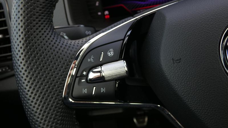 Škoda Karoq 1,5 TSI Sportline - fotka 12 z 23