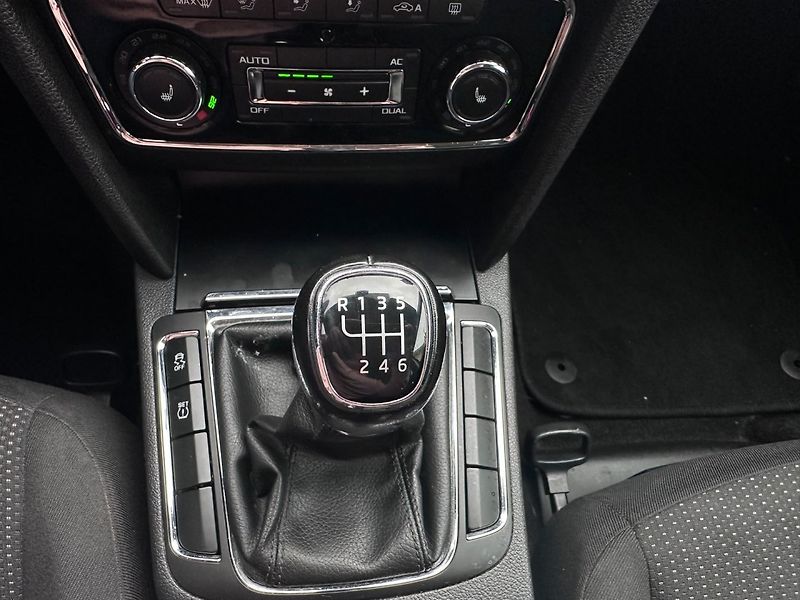 Škoda Superb (2011) 2.0TDi VýhřevSedadel/Serv.Knih - fotka 24 z 25