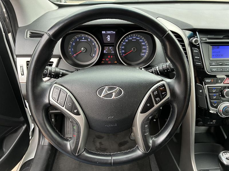 Hyundai i30 1,6i 99kW TAŽNÉ, REZERVACE - fotka 12 z 25