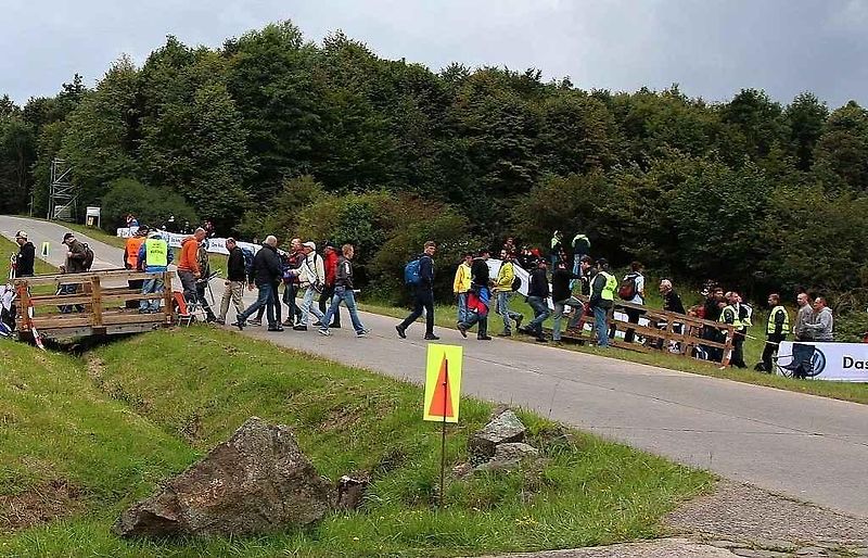 Nejprve do takzvané media zóny, kde se na závodníky vrhnou novináři, fotografové a kameramani. Jako v pátek večer na Latvalu, který v tu dobu v soutěži vedl.
