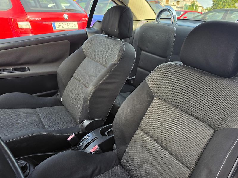 Peugeot 207 1.6 i Kabriolet  - fotka 8 z 18