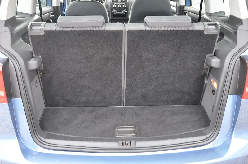 Volkswagen Touran 1.6TDi 77kW 7.míst - fotka 8 z 13