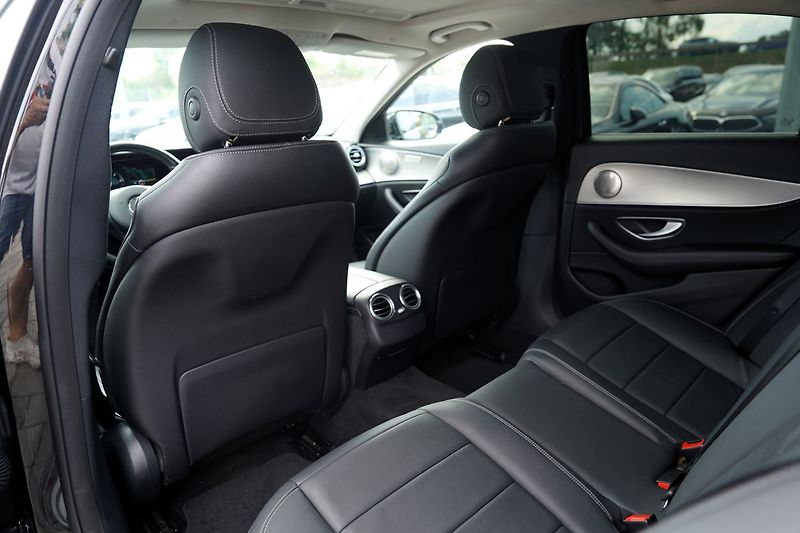 Mercedes-Benz Třídy E E 220d AMG/LED/AT9/kůže - fotka 32 z 46
