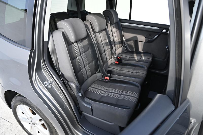 Volkswagen Touran 2.0TDI 103KW Match 7Míst 11/12 - fotka 28 z 49