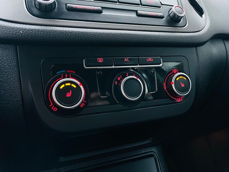 Volkswagen Tiguan 1.4TSi MANUÁL VÝHŘEV SERVISKA - fotka 35 z 45