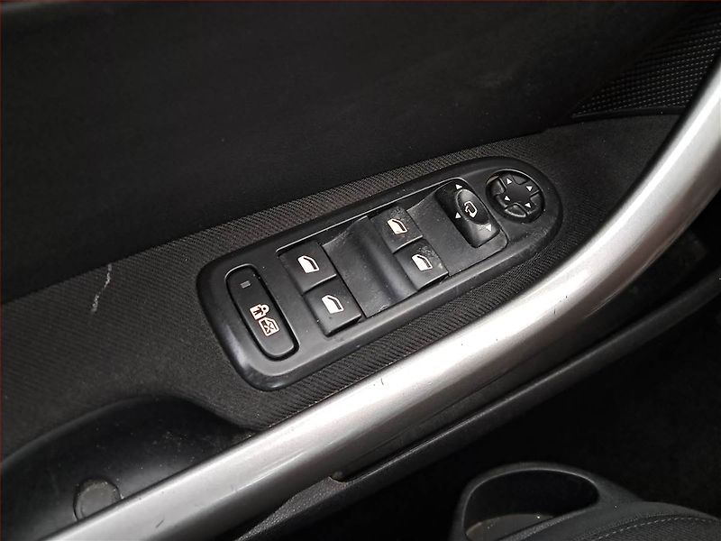 Peugeot 308 (2012) 1.6 HDi, 7 míst, Klima - fotka 16 z 17
