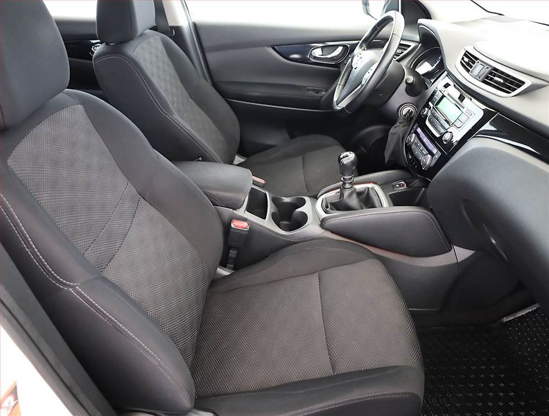 Nissan Qashqai (2016) 1.2 DIG-T, ČR,1.maj - fotka 7 z 18