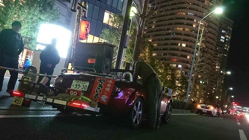 Mazda MX-5 jako prodejní stánek.