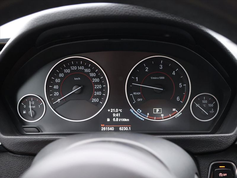 BMW Řada 3 3,0 330d xDrive 190kW M-paket - fotka 17 z 35