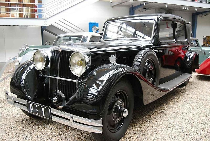 Tatra 80 s dvanáctiválcem a speciální odklápěcí střechou