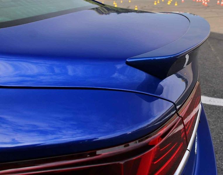 Lexus LS 500.