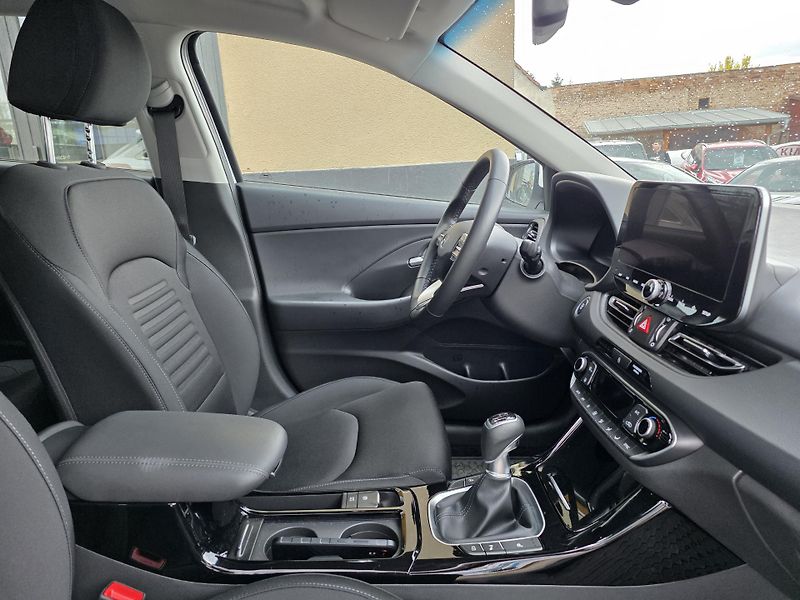 Hyundai i30 1.5-1.MAJITEL-NAVI-KAMERA - fotka 9 z 26