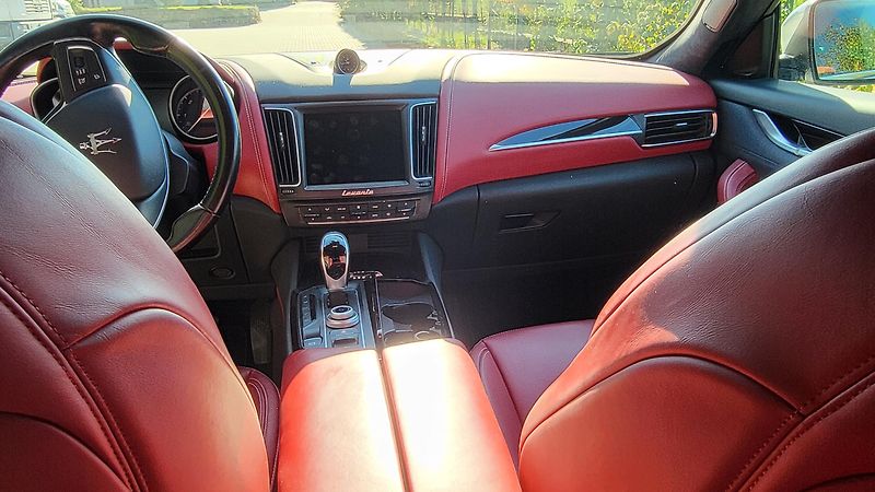 Maserati Levante (2018) barva šedá metalíza - fotka 8 z 8