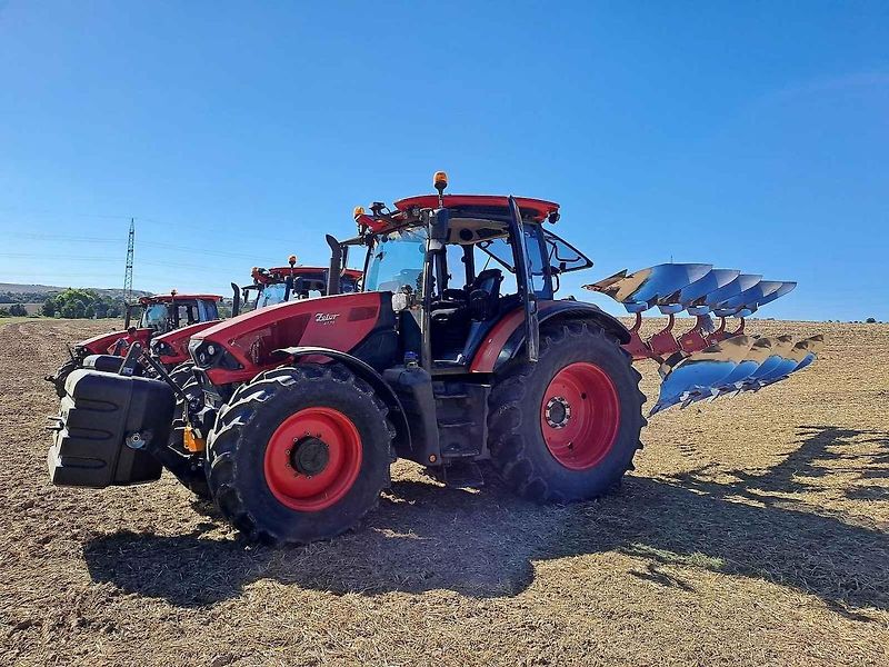 Nový traktor Řady 6 představila společnost Zetor Tractors na poli u Vážan nad Litavou. Začala jeho sériová výroba.