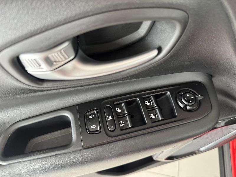 Jeep Renegade 1,3T 4xe*AWD*Distronic*Kamera - fotka 29 z 34