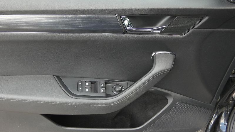 Škoda Superb 1.4 TSI iV Style DSG - fotka 9 z 27