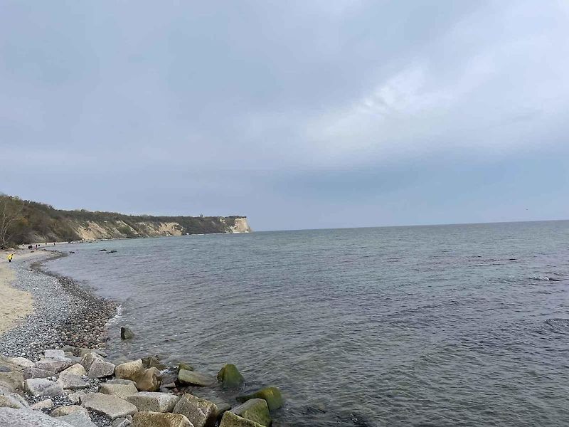 Komplex Prora lemuje překrásná a liduprázdná pláž.
