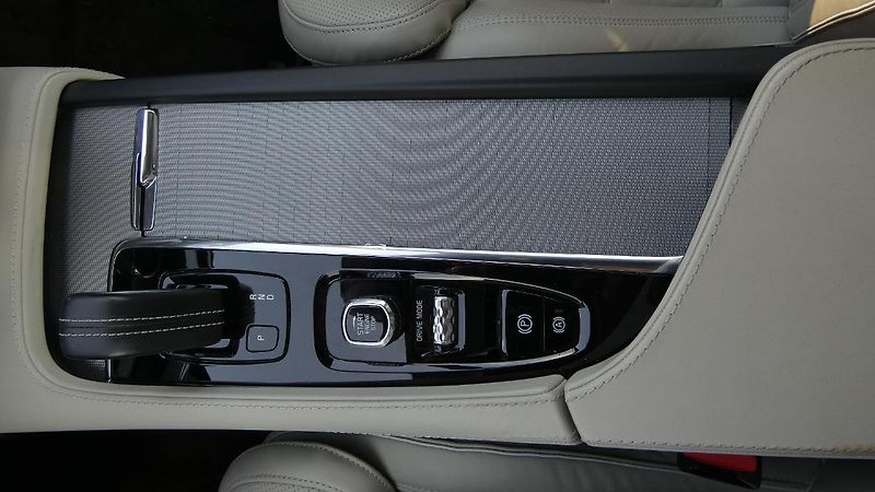 Volvo XC90 B6 AWD R-Design Auto 7 míst - fotka 16 z 26