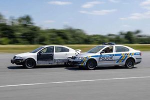 Speciální rám slouží k tzv. pit manévru, tedy k násilnému zastavení vozidla, kdy ujíždějící automobil policisté za jízdy svým rámem zasáhnou a otočí