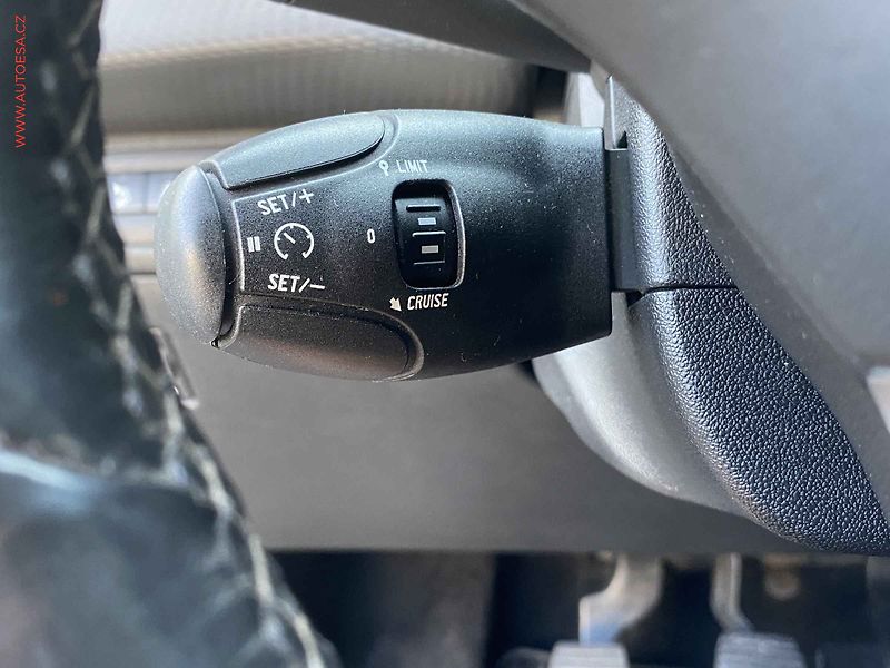 Peugeot 2008 (2014) 1.6VTi, AC, park.čidla - fotka 14 z 18