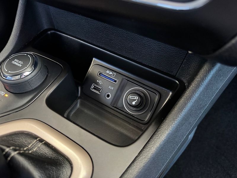 Jeep Cherokee (2015) 2.0 L TD Longitude - fotka 27 z 50