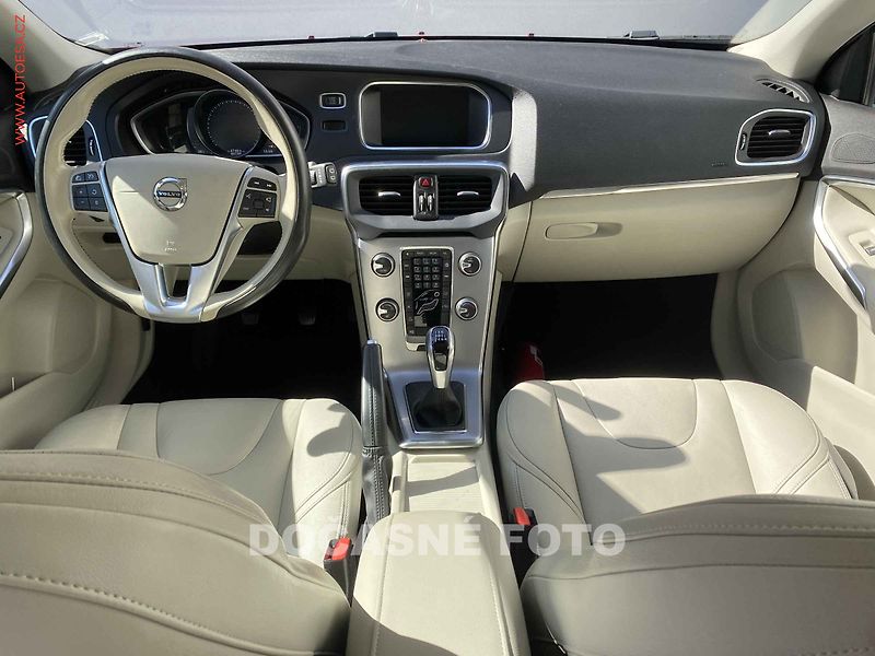 Volvo V40 (2017) 2.0 D2, LED, kamera - fotka 5 z 17
