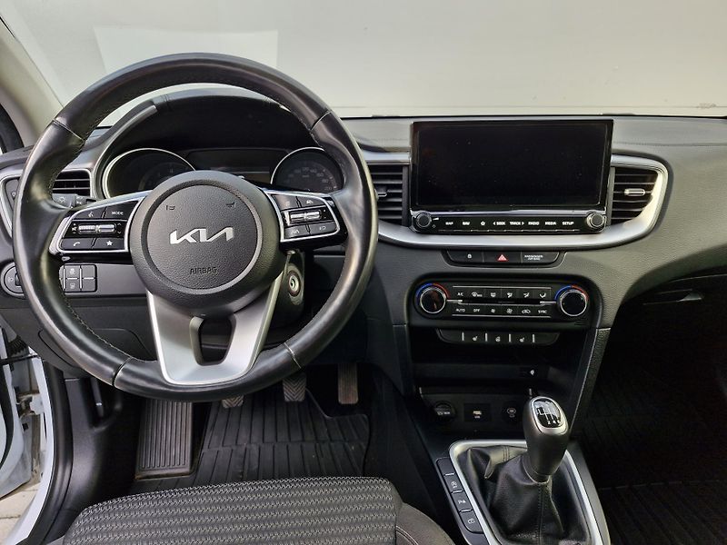 Kia Ceed  Top 1,5 T-GDI (118 kW) MAN - fotka 8 z 10