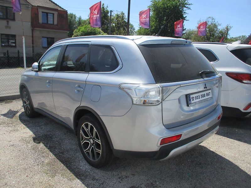 Mitsubishi Outlander (2015) 2,2 D 4WD - fotka 3 z 12