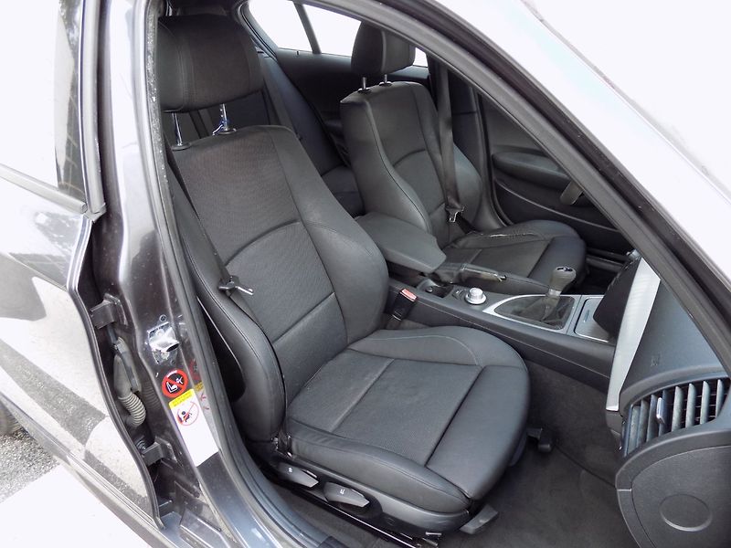 BMW Řada 1 (2006) 130i/M-Paket/NAVI/Bi-xenon/ - fotka 16 z 34