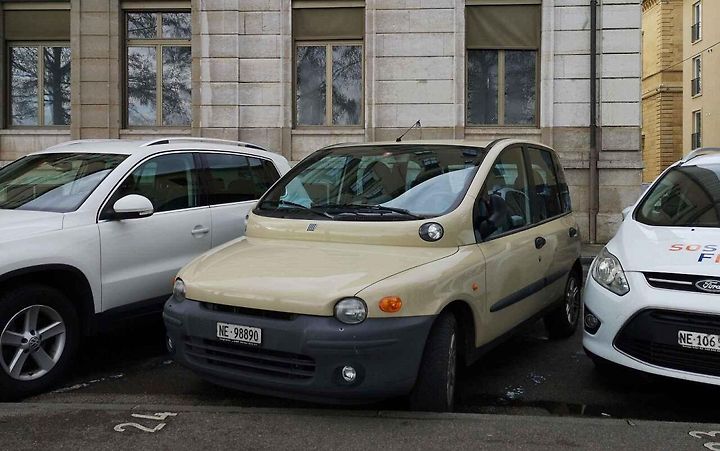 První Fiat Multipla nelze na parkovišti zaměnit s ničím jiným. Hrb se světly pod čelním sklem mu zajistil nesmrtelnost v podobných žebříčcích.