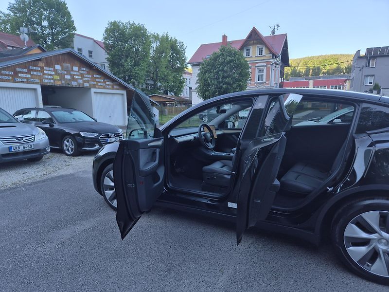 Tesla Model Y RWD 220kw 19ALU SOH 95% - fotka 13 z 49