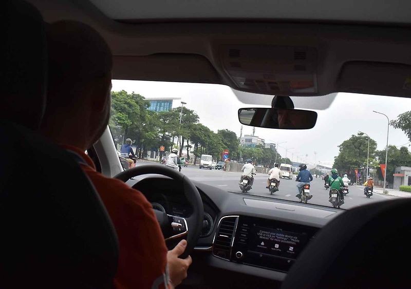 Jeden z prvních vozů Škoda na území Vietnamu. Právě ten jsem zkoušel v ulicích hlavního města