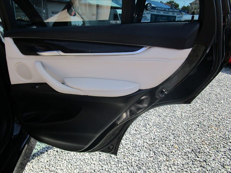 BMW X5 xDrive 30d M-Paket  ČR - fotka 43 z 70
